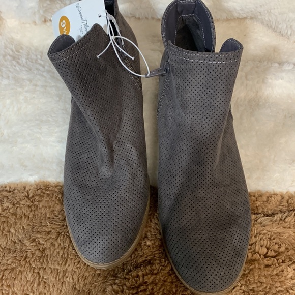 Super cute short booties. Universal Threads - Picture 2 of 4